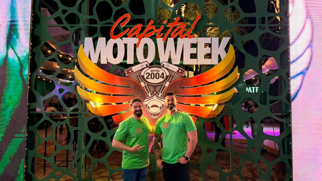 Dannilo Trindade e Bruno Casanova, da equipe do trib/Grupo Bancorbrás, no Capital Moto Week 2026, pré-lançamento da marca trib.